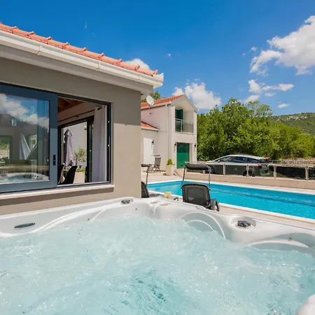 Awesome In With Jacuzzi Feriehus *