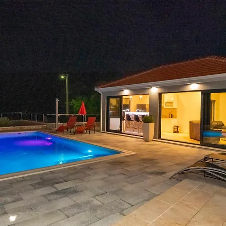 Awesome In With Jacuzzi Feriehus *